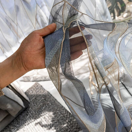 Moderní záclona s geometrickou výšivkou