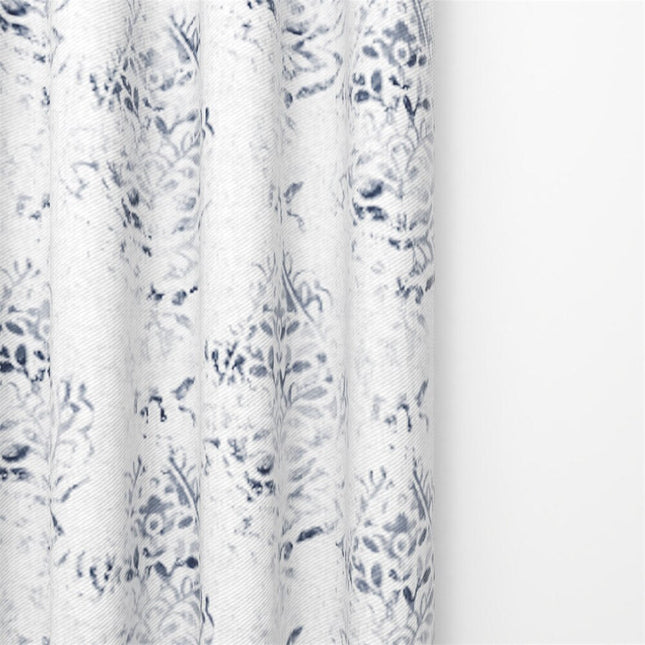 Bílý závěs s modrým vzorem