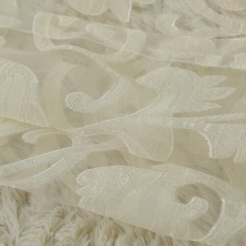 Záclona s elegantním vyšívaným květinovým vzorem