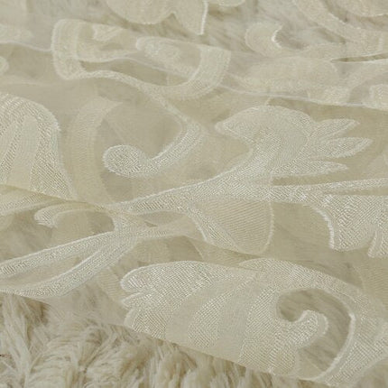 Záclona s elegantním vyšívaným květinovým vzorem