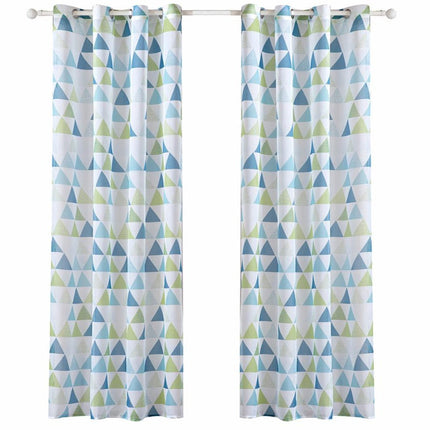 Záclona s geometrickým vzorem trojúhelníků