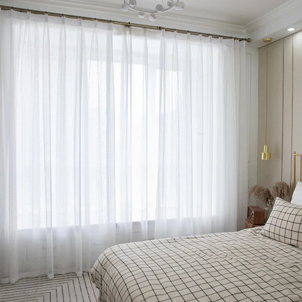 Záclona s jemným vyšívaným tečkovaným vzorem