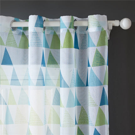 Záclona s geometrickým vzorem trojúhelníků