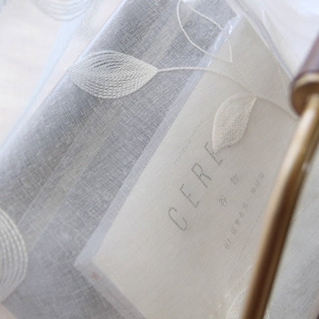 Průsvitná záclona s vyšívanými listy