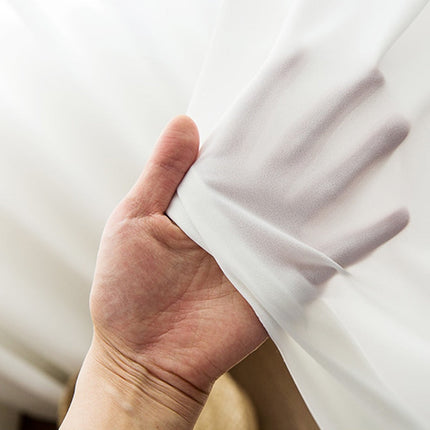 Lehká bílá průsvitná záclona na okno