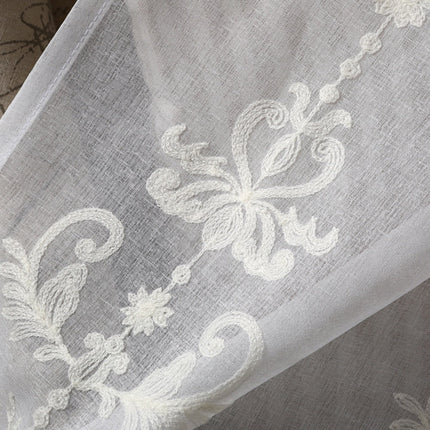 Luxusní vyšívaná záclona v vintage stylu