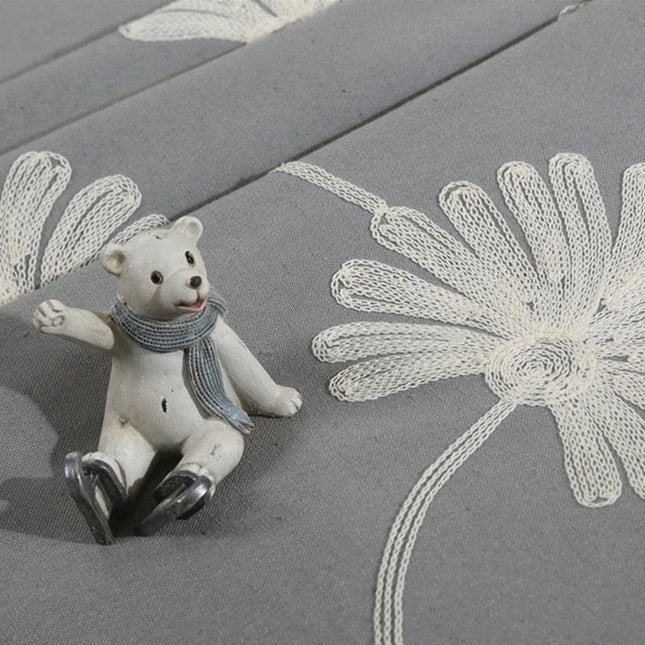 Šedý závěs s vyšívanými květinami