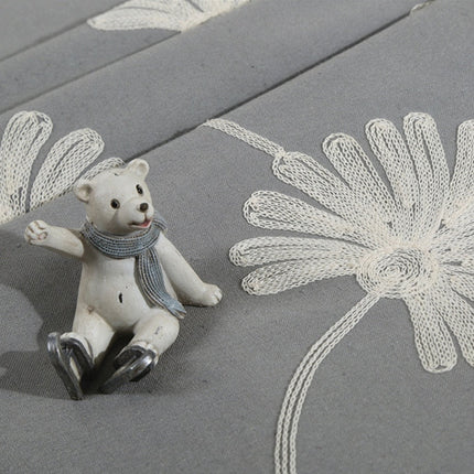 Šedý závěs s vyšívanými květinami