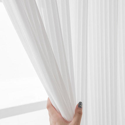 Bílý poloprůsvitný závěs na suchý zip