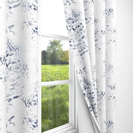 Bílý závěs s modrým vzorem