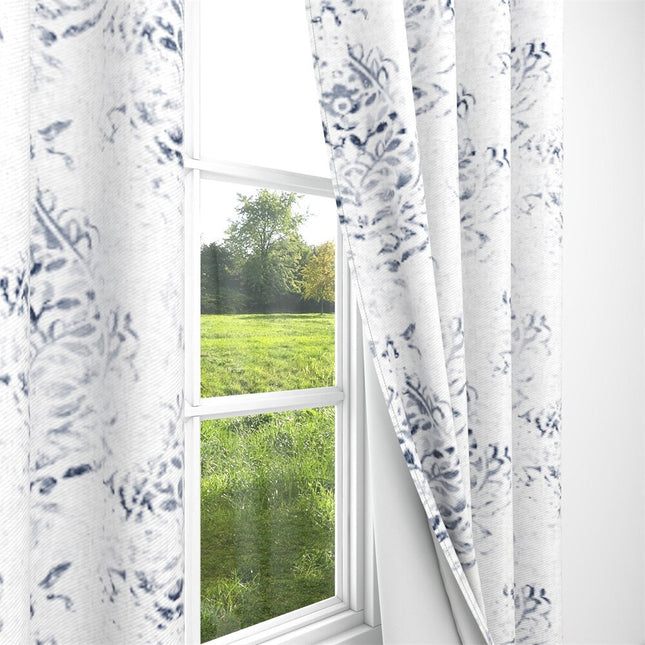 Bílý závěs s modrým vzorem