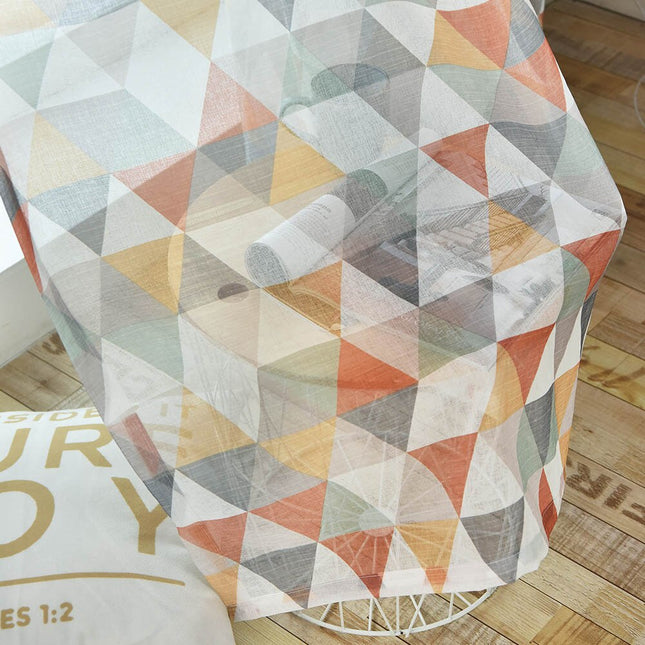 Průsvitná záclona s barevnými trojúhelníky