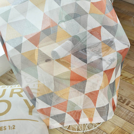 Průsvitná záclona s barevnými trojúhelníky