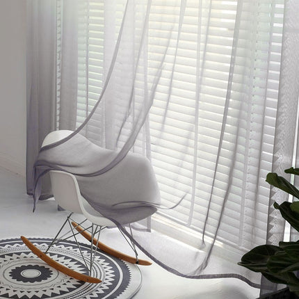 Venkovní průsvitná záclona s šedým gradientem