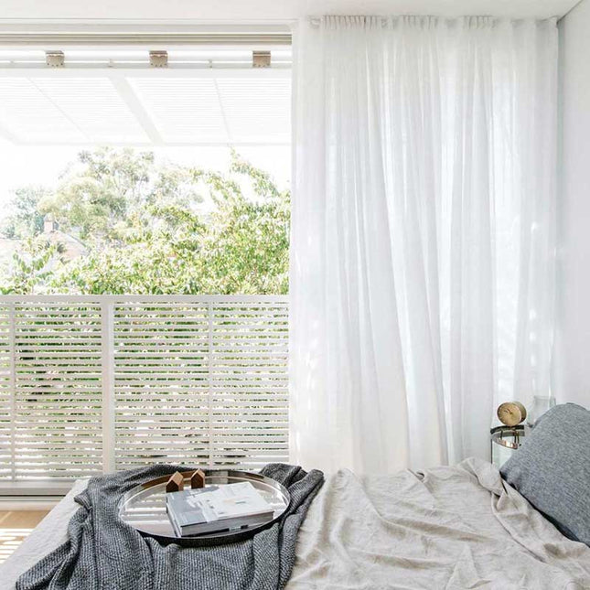 Moderní hladká bílá voálová záclona