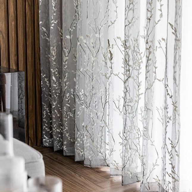 Záclona s výšivkou jemných větviček