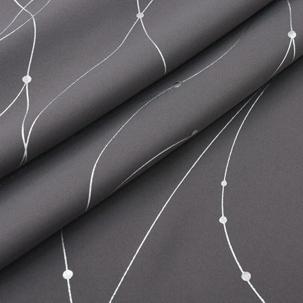 Šedý zatemňovací závěs se stříbrnými liniemi