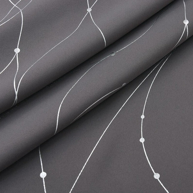 Šedý zatemňovací závěs se stříbrnými liniemi
