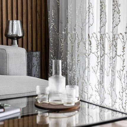 Záclona s výšivkou jemných větviček