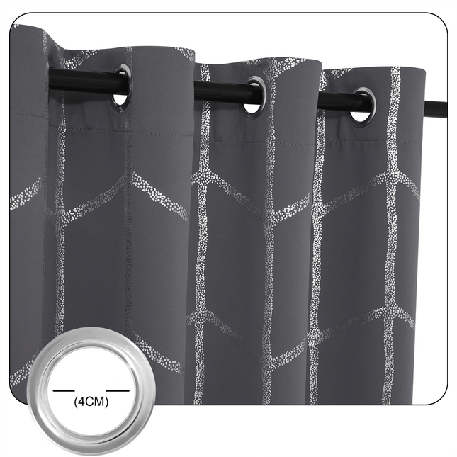 Zatemňovací závěs s geometrickým stříbrným vzorem
