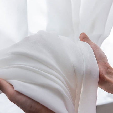 Lehká bílá průsvitná záclona na okno