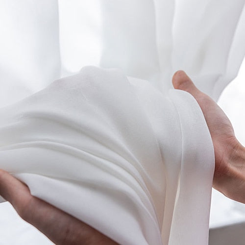 Lehká bílá průsvitná záclona na okno