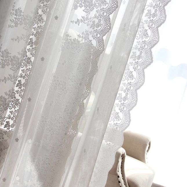 Bílá krajková záclona s květy