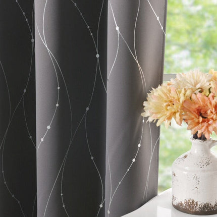 Šedý zatemňovací závěs se stříbrnými liniemi