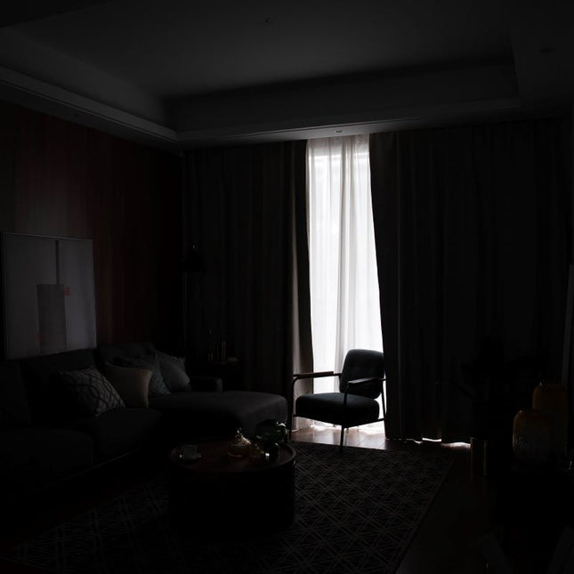 Bílý zatemňovací závěs s texturou lnu