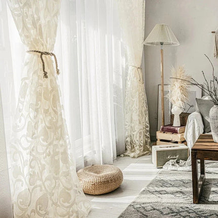 Záclona s elegantním vyšívaným květinovým vzorem