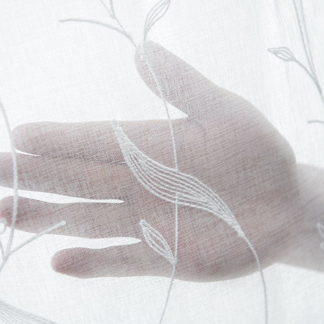 Jemná voálová záclona s větvičkami