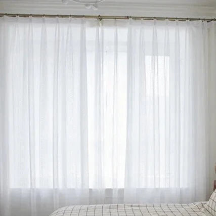 Záclona s jemným vyšívaným tečkovaným vzorem