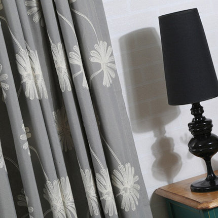 Šedý závěs s vyšívanými květinami