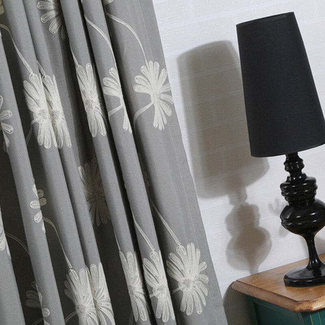 Šedý závěs s vyšívanými květinami