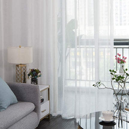 Bílá záclona s lesklou nití