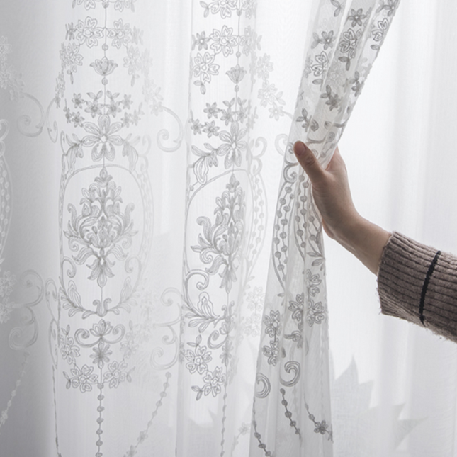 Luxusní vyšívaná záclona v vintage stylu