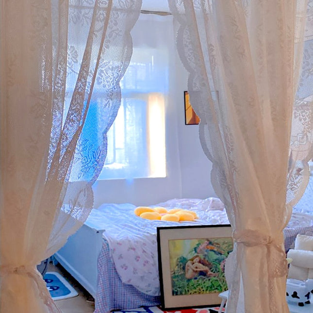 Síťovaná záclona s květinovou krajkou