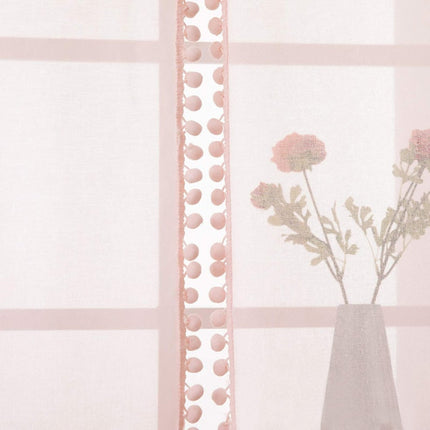 Bílá záclona s ozdobnými bambulkami