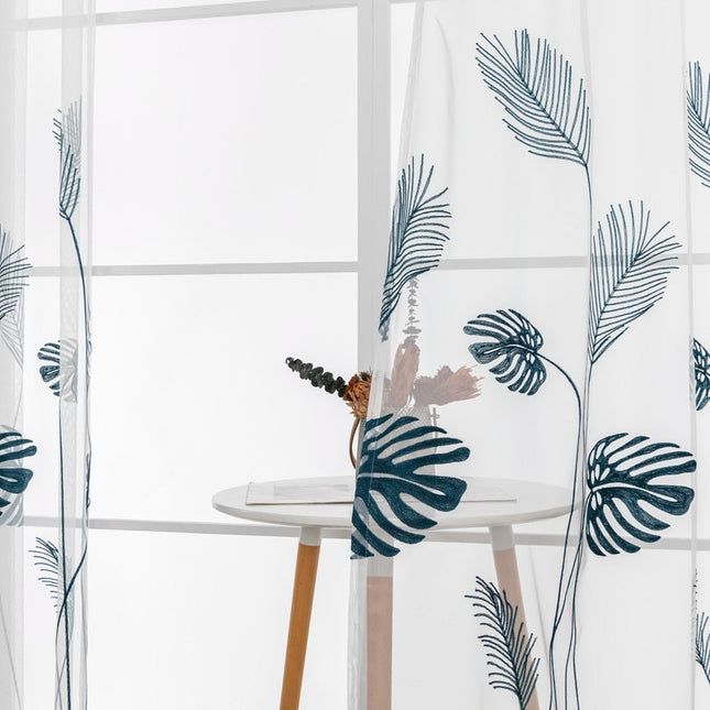 Záclona s výšivkou tropických listů monstera