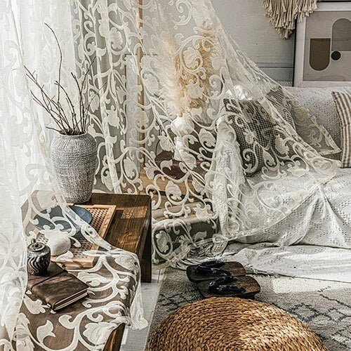 Záclona s elegantním vyšívaným květinovým vzorem