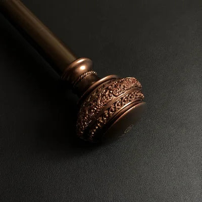 Kovová záclonová tyč ve vintage stylu