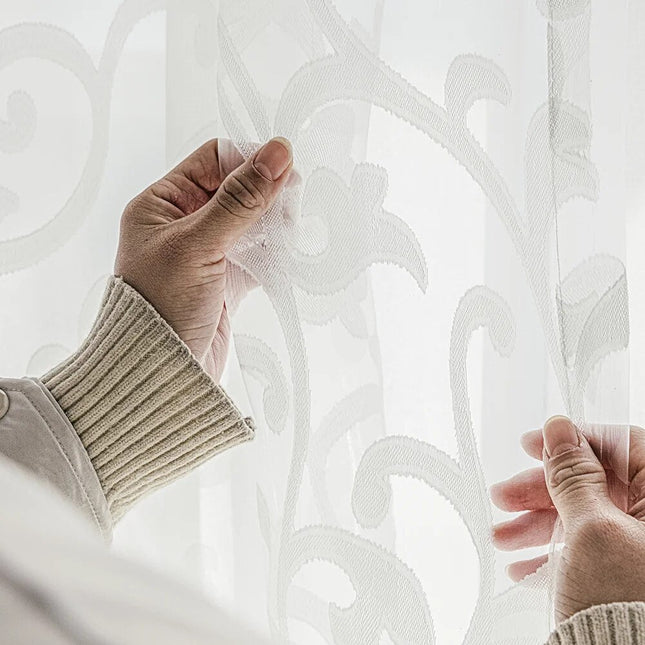 Záclona s elegantním vyšívaným květinovým vzorem