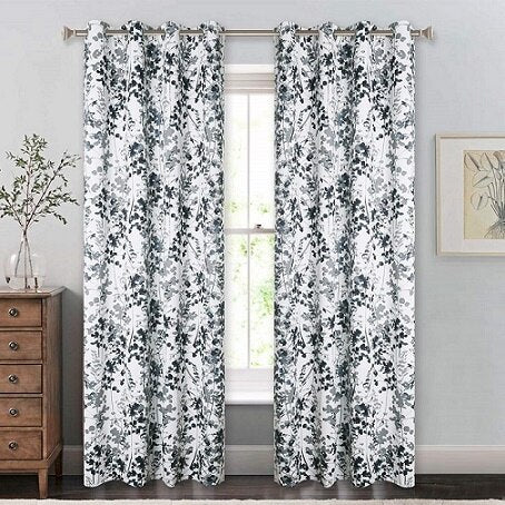 Závěs s potiskem zelených listů a květin