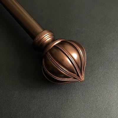 Kovová záclonová tyč ve vintage stylu