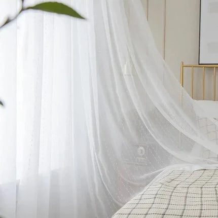 Záclona s jemným vyšívaným tečkovaným vzorem