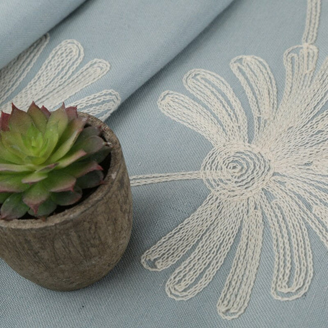 Šedý závěs s vyšívanými květinami