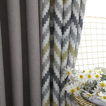 Zatemňovací závěs s chevron vzorem