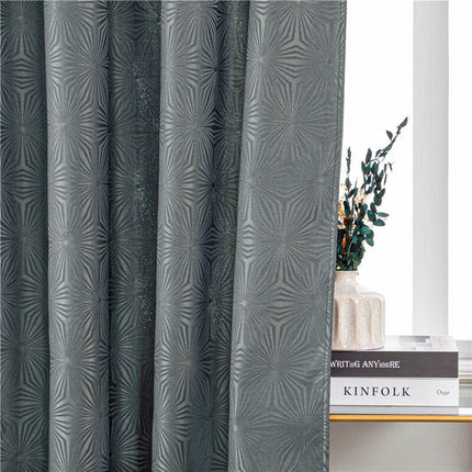 Šedý závěs s moderním geometrickým vzorem