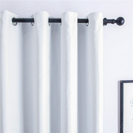 Bílý zatemňovací závěs s černými oky