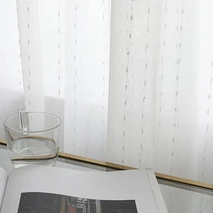 Záclona s jemným vyšívaným tečkovaným vzorem